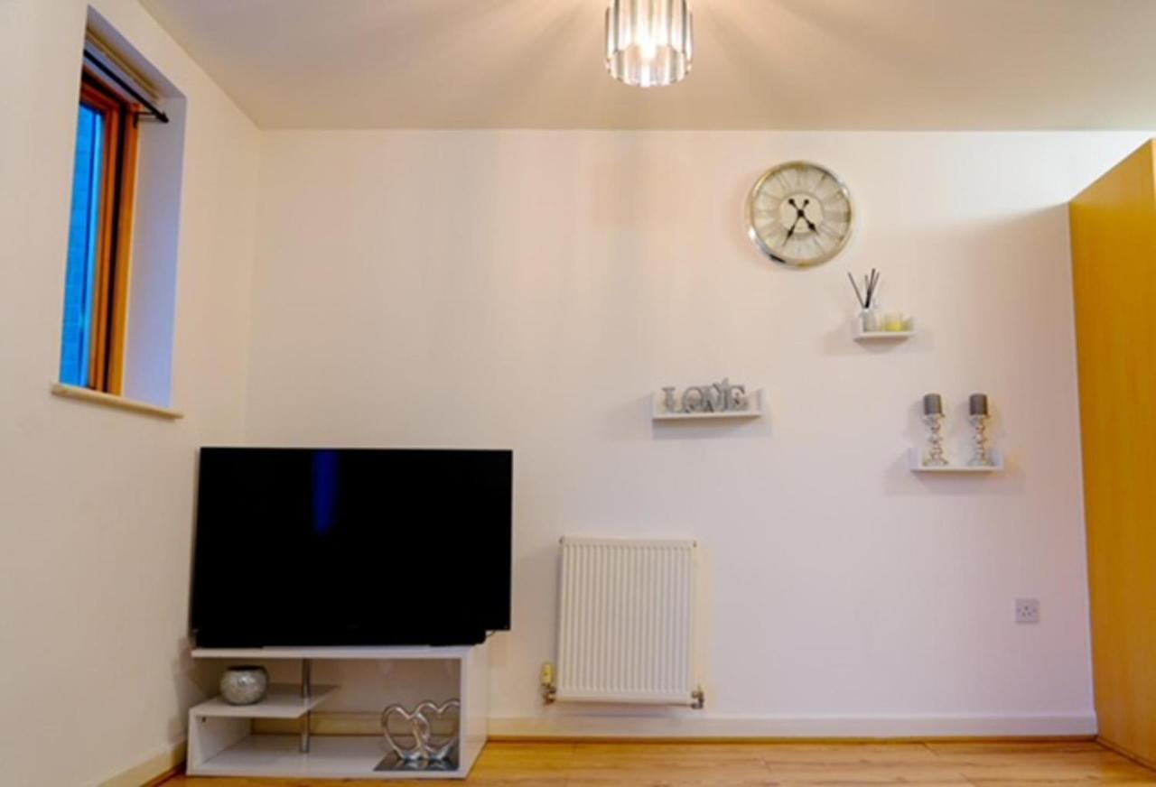 1 Bed - Sleeps 2 - 7 Min Walk To Hackney Station Apartment London Bagian luar foto